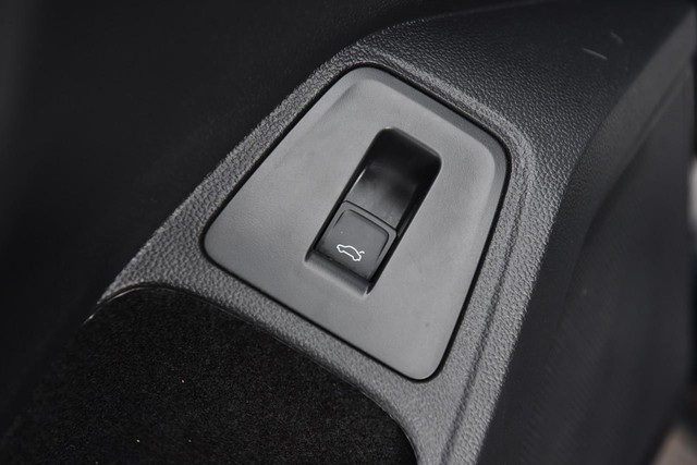 Volkswagen Tiguan Vehicle Image 09