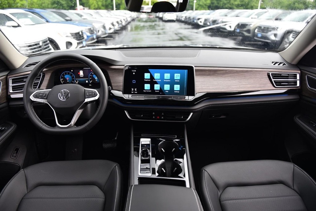 Volkswagen Atlas Vehicle Full-screen Gallery Image 7