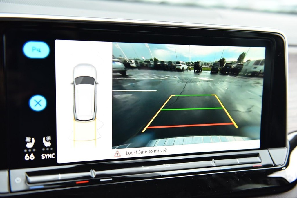 Volkswagen Atlas Vehicle Full-screen Gallery Image 13