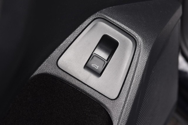 Volkswagen Tiguan Vehicle Image 09