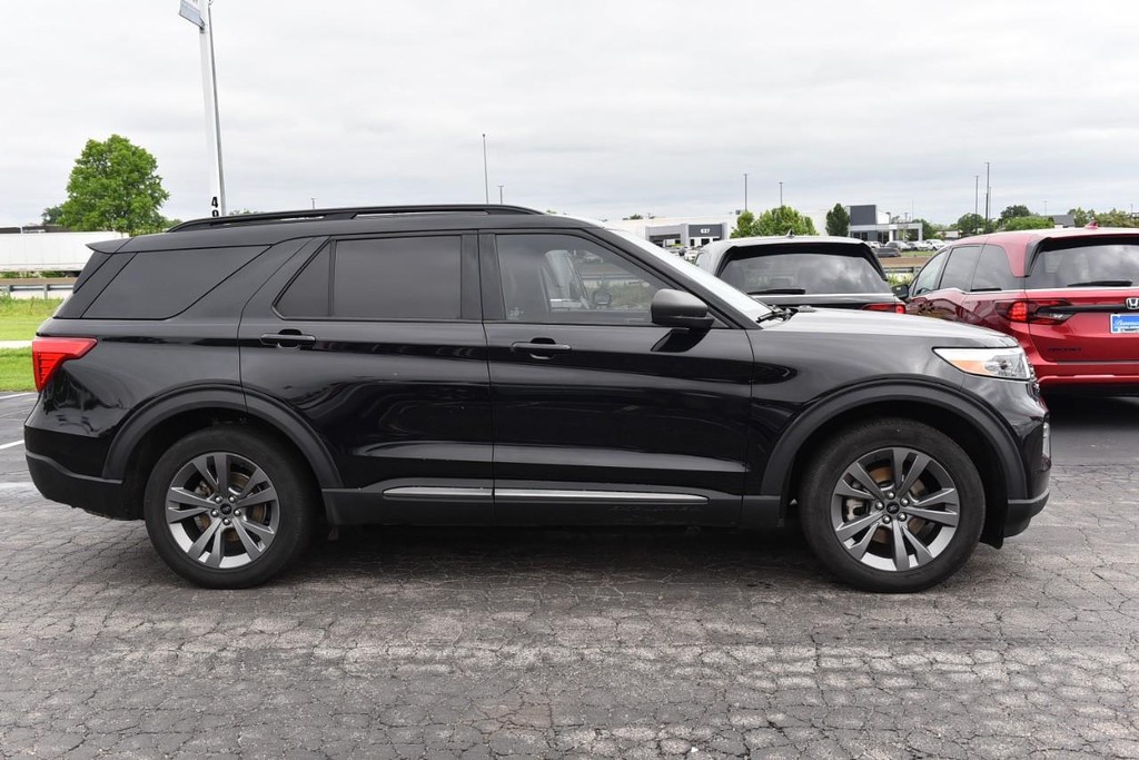 Ford Explorer Vehicle Full-screen Gallery Image 05