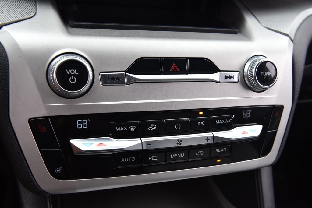 Ford Explorer Vehicle Full-screen Gallery Image 15