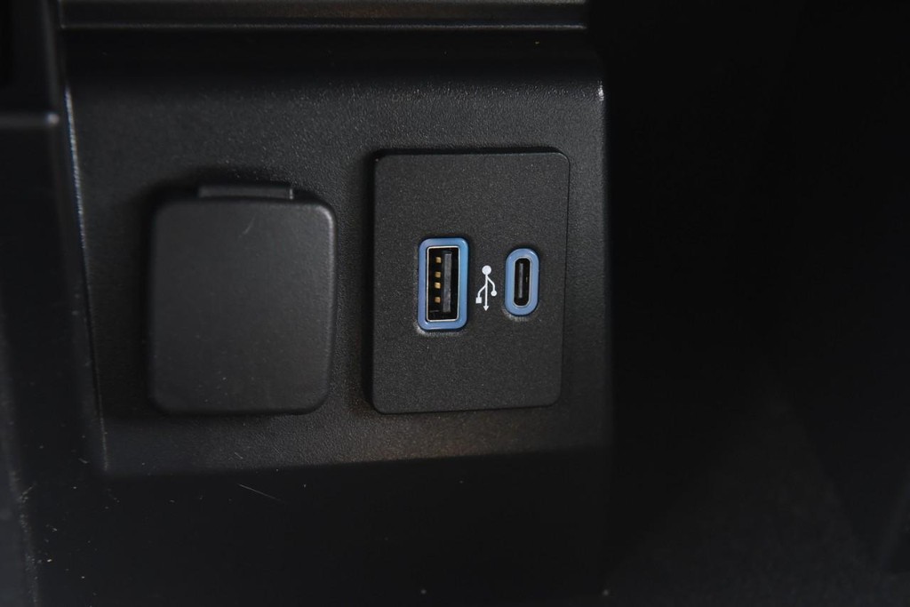 Ford Explorer Vehicle Full-screen Gallery Image 16
