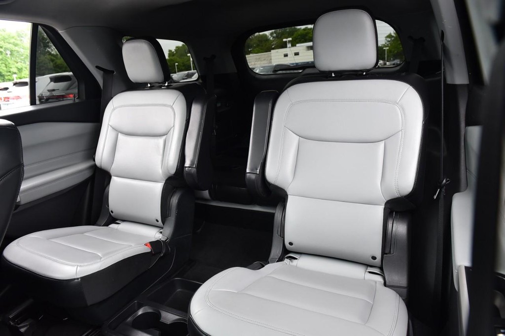Ford Explorer Vehicle Full-screen Gallery Image 22