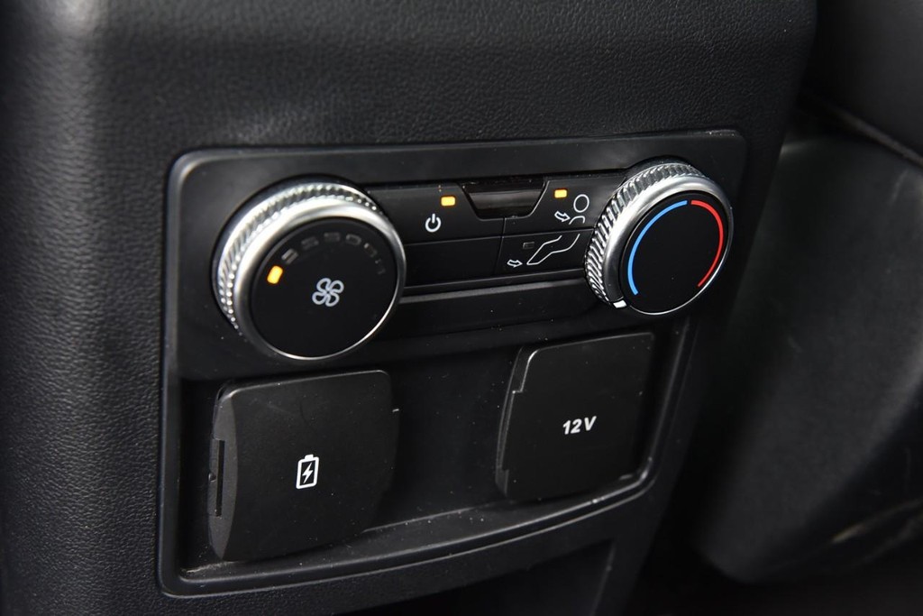 Ford Explorer Vehicle Full-screen Gallery Image 23