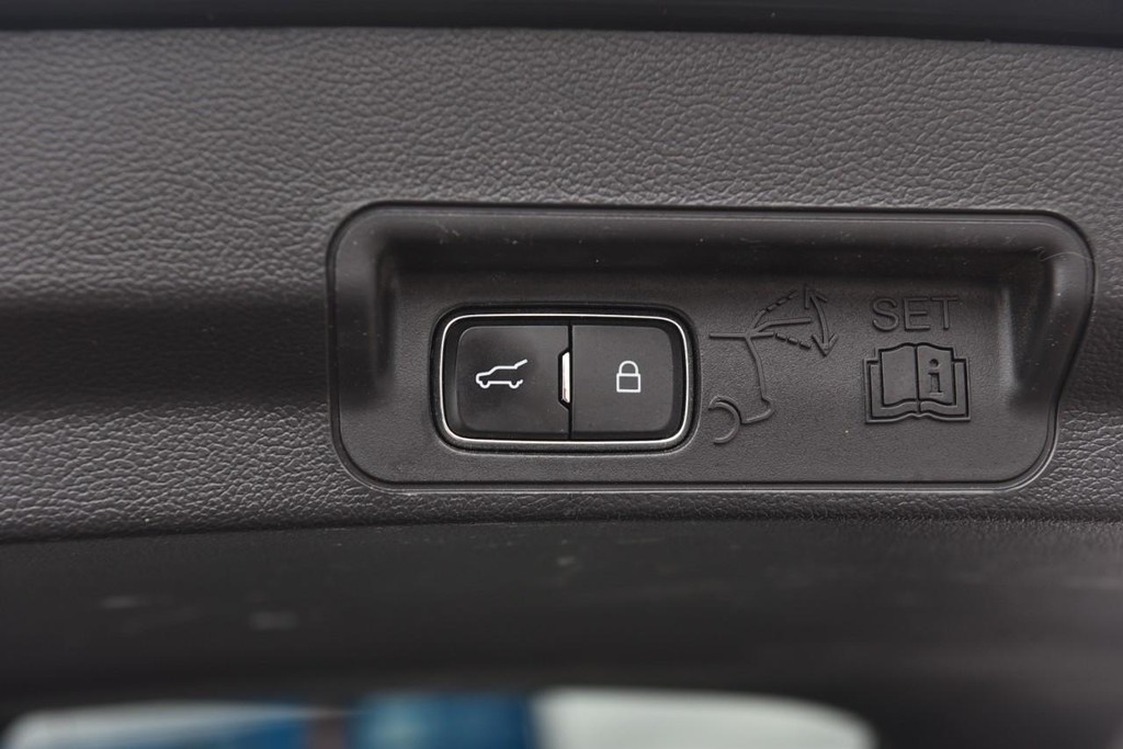 Ford Explorer Vehicle Full-screen Gallery Image 26