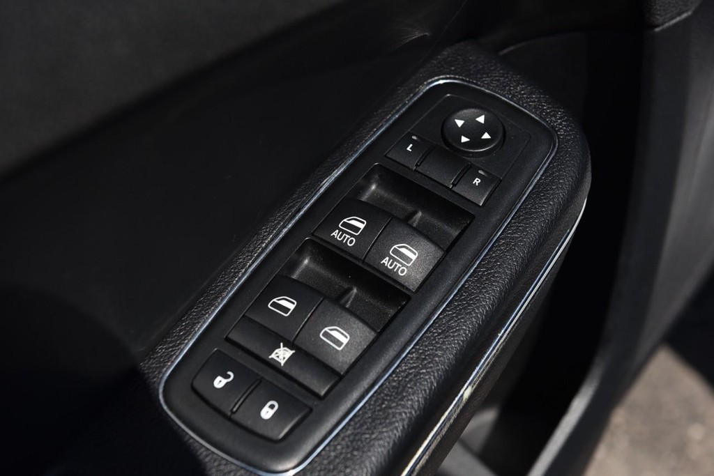 Dodge Charger Vehicle Full-screen Gallery Image 08
