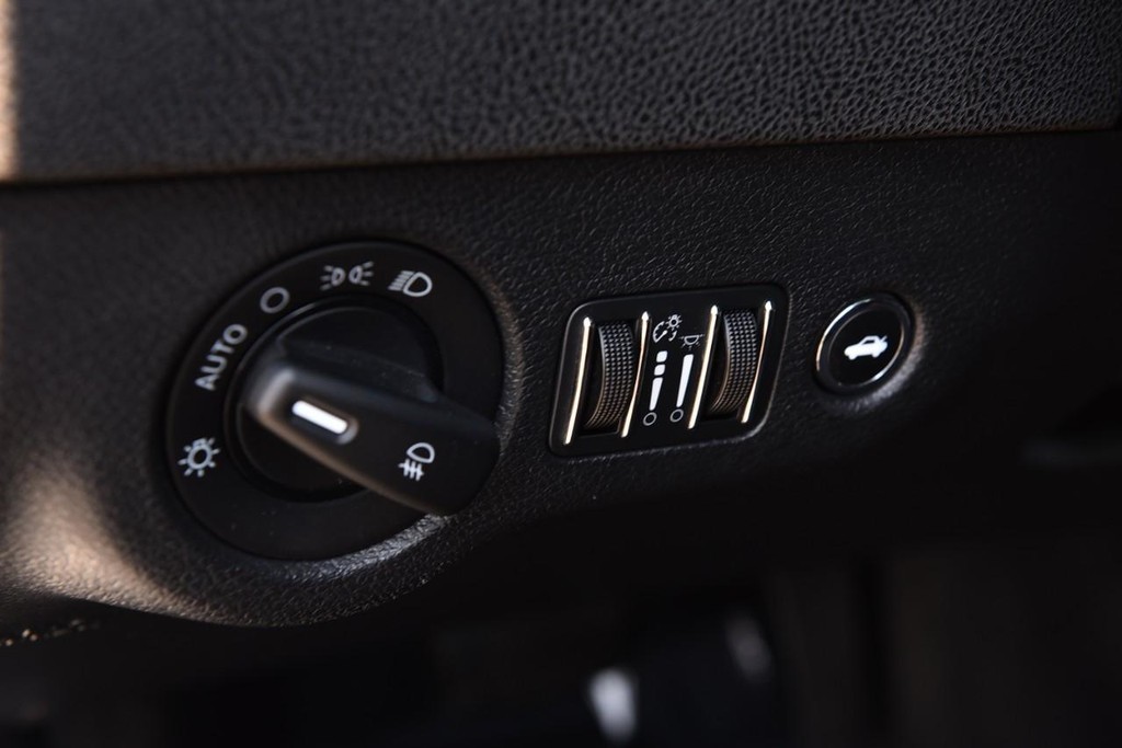 Dodge Charger Vehicle Full-screen Gallery Image 11
