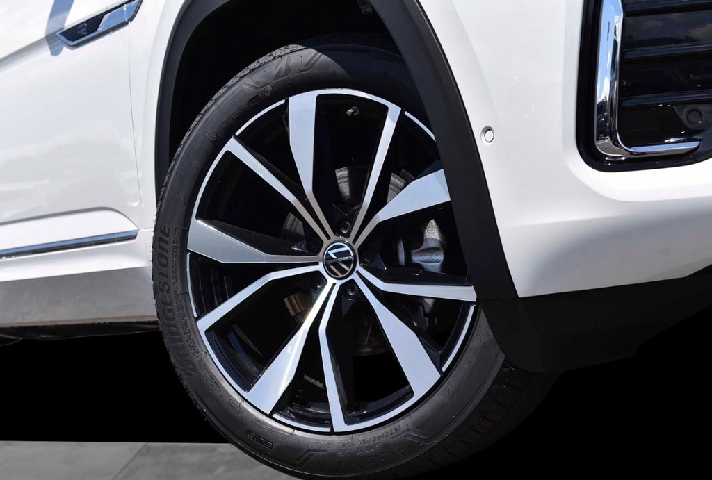 Volkswagen Atlas Vehicle Full-screen Gallery Image 3