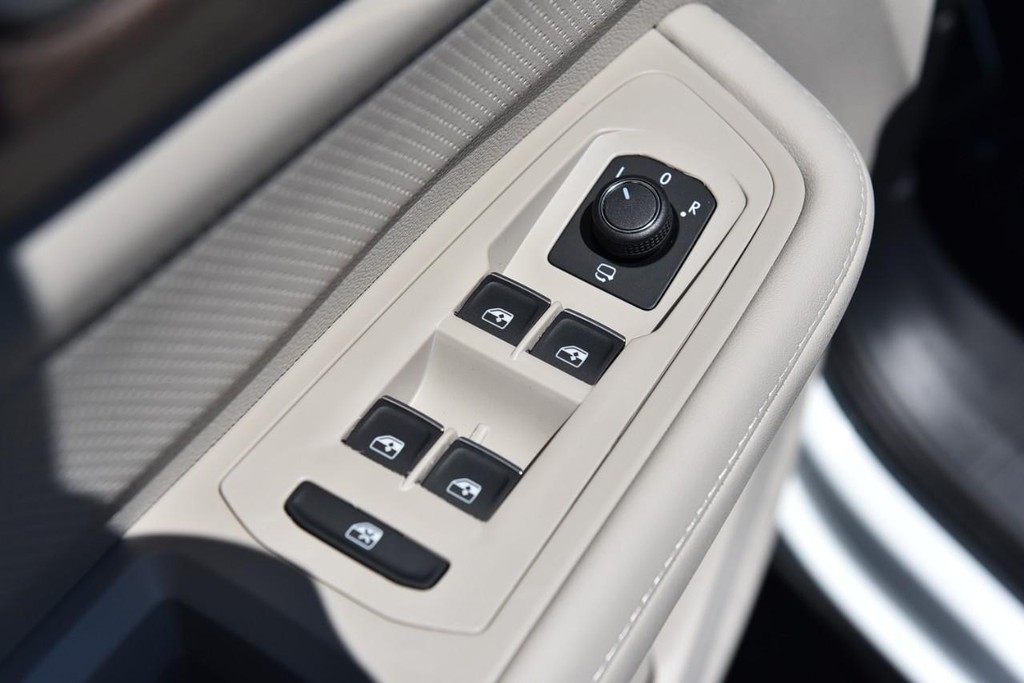 Volkswagen Atlas Vehicle Full-screen Gallery Image 8