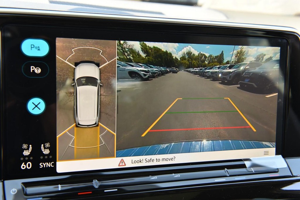 Volkswagen Atlas Vehicle Full-screen Gallery Image 13