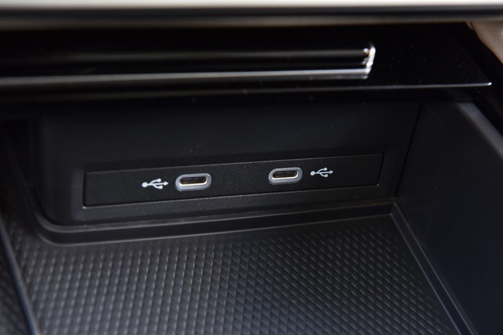 Volkswagen Atlas Vehicle Full-screen Gallery Image 16
