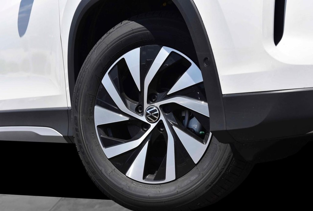 Volkswagen Tiguan Vehicle Full-screen Gallery Image 3