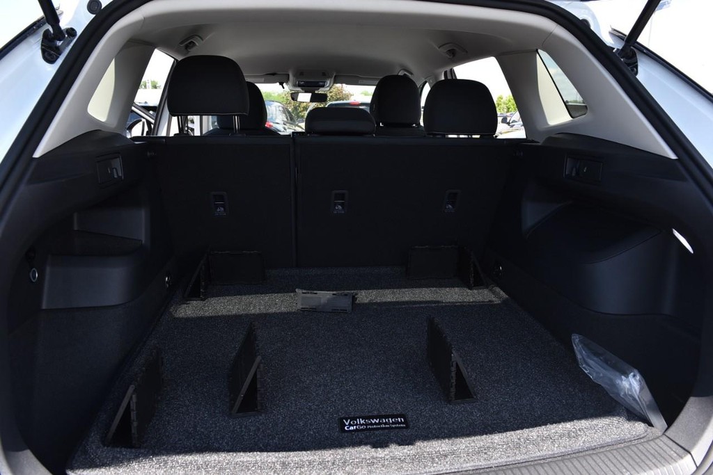 Volkswagen Tiguan Vehicle Full-screen Gallery Image 23