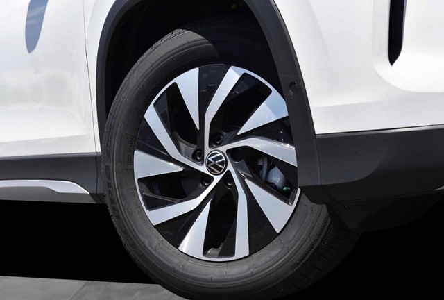 Volkswagen Tiguan Vehicle Image 03