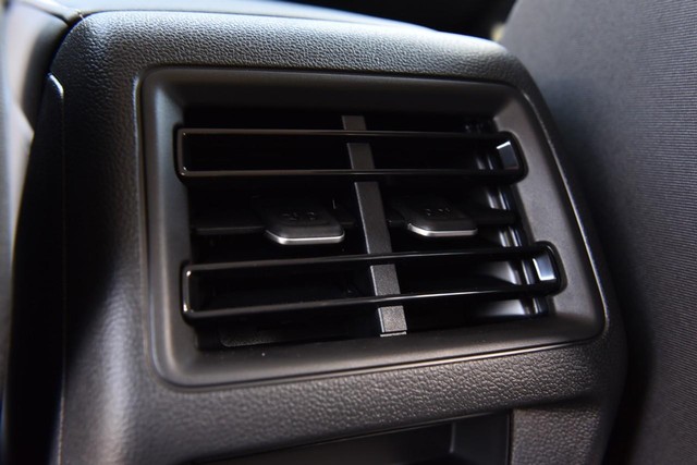 Volkswagen Tiguan Vehicle Image 21