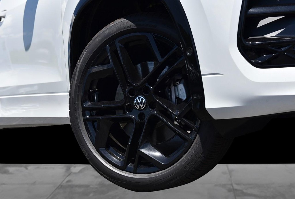 Volkswagen Tiguan Vehicle Full-screen Gallery Image 3
