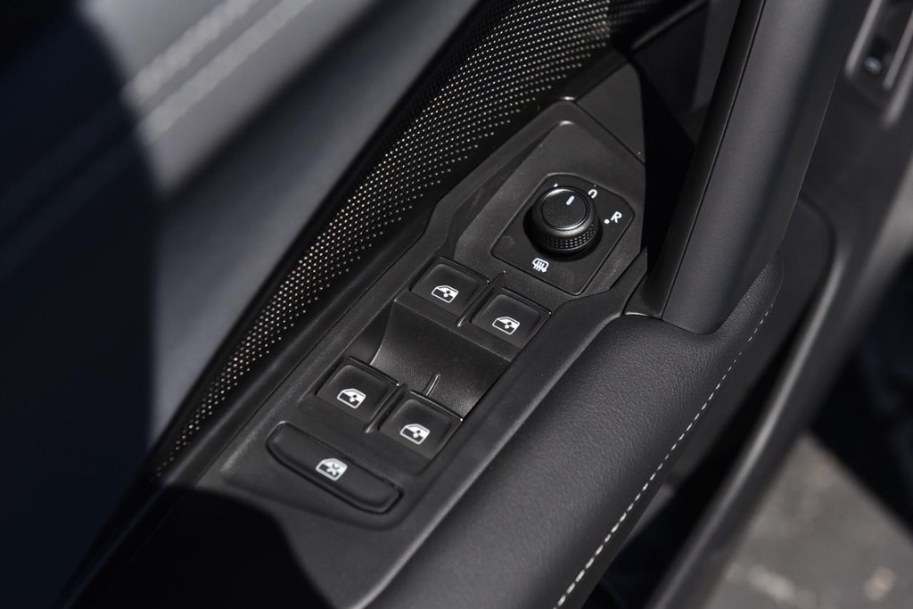 Volkswagen Tiguan Vehicle Full-screen Gallery Image 8