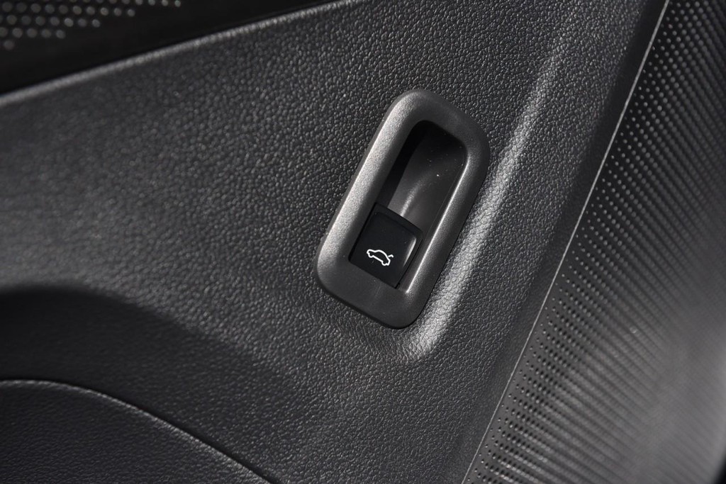 Volkswagen Tiguan Vehicle Full-screen Gallery Image 9