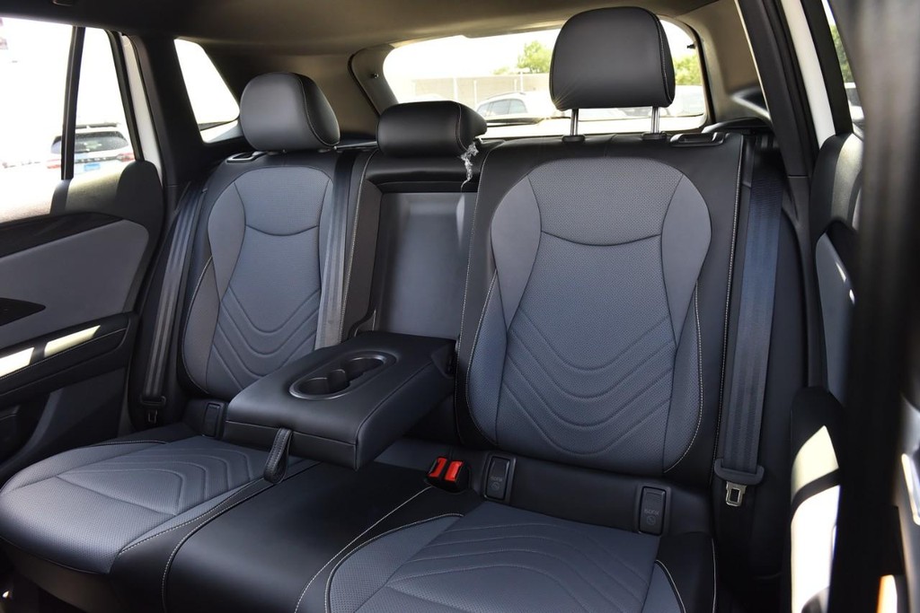Volkswagen Tiguan Vehicle Full-screen Gallery Image 22
