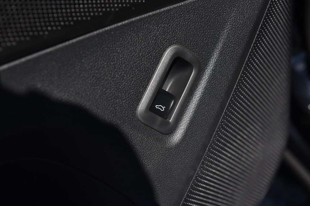 Volkswagen Tiguan Vehicle Full-screen Gallery Image 9