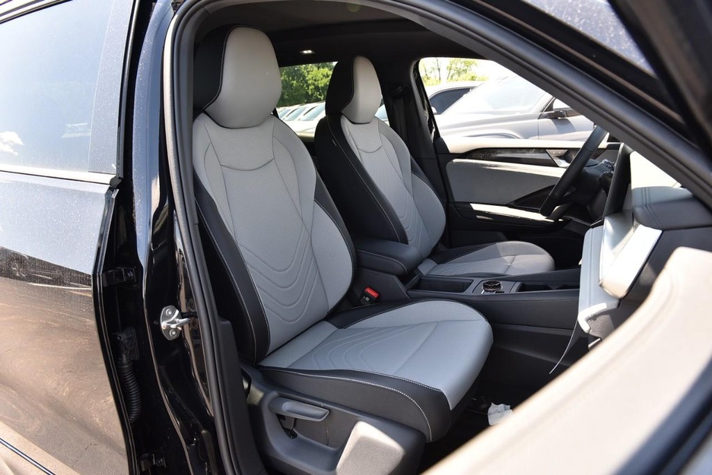 Volkswagen Tiguan Vehicle Full-screen Gallery Image 20