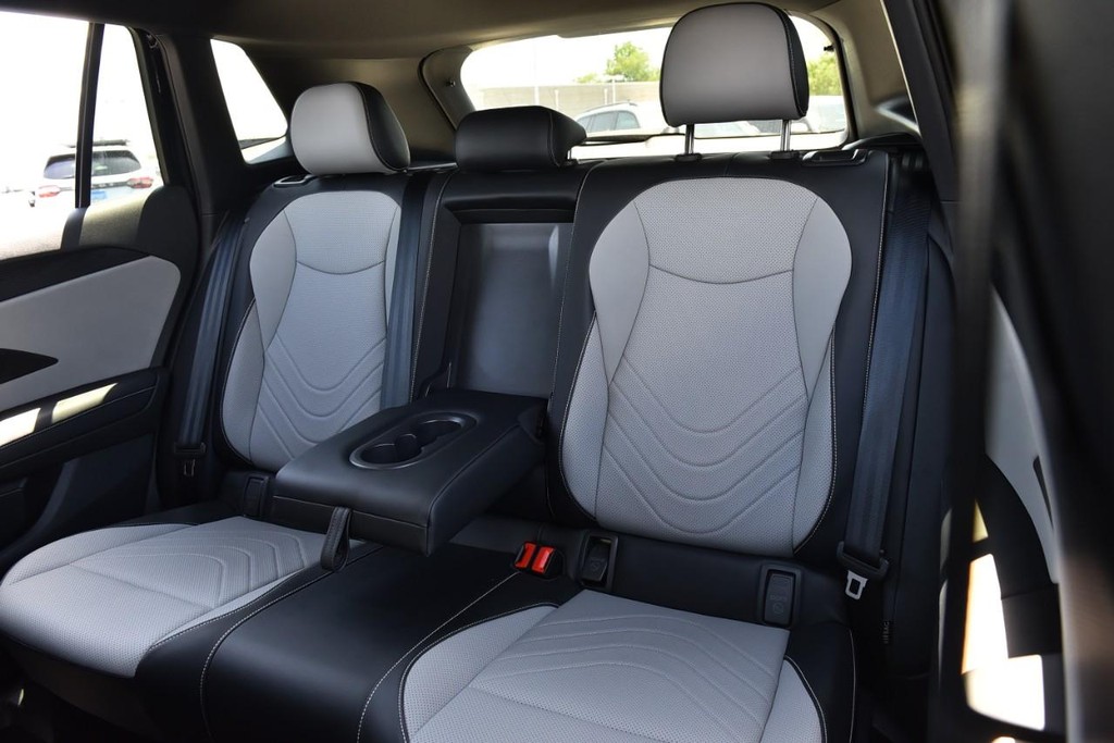 Volkswagen Tiguan Vehicle Full-screen Gallery Image 22