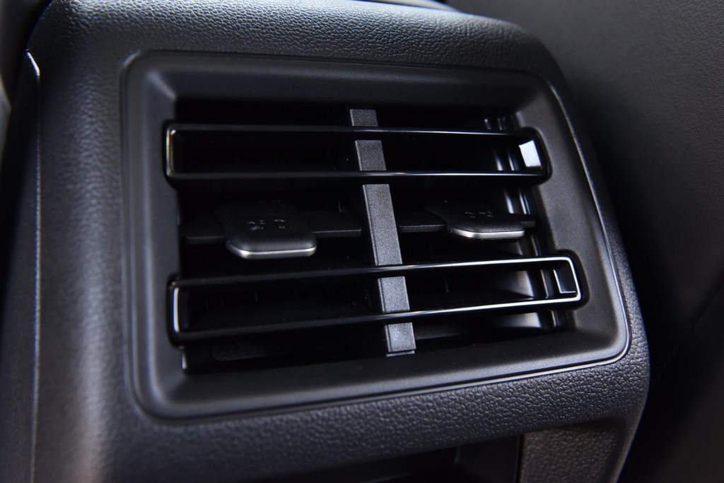 Volkswagen Tiguan Vehicle Full-screen Gallery Image 23