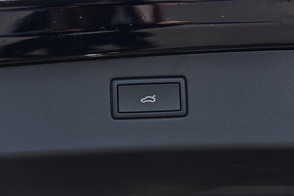Volkswagen Tiguan Vehicle Full-screen Gallery Image 26