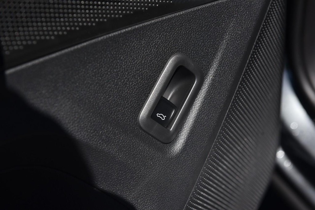 Volkswagen Tiguan Vehicle Full-screen Gallery Image 9