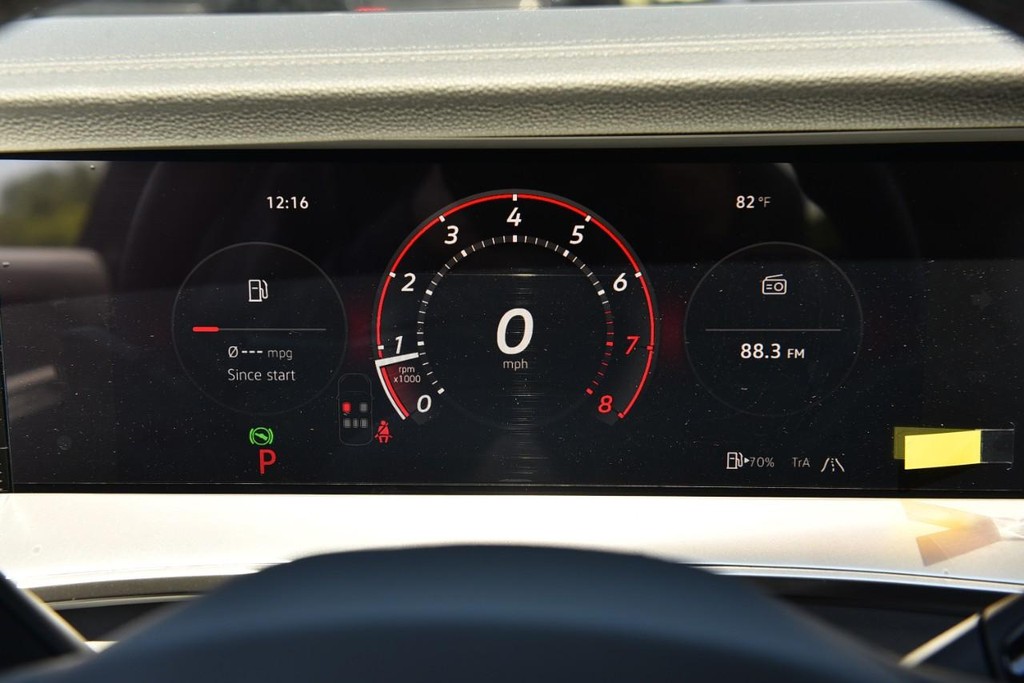 Volkswagen Tiguan Vehicle Full-screen Gallery Image 12