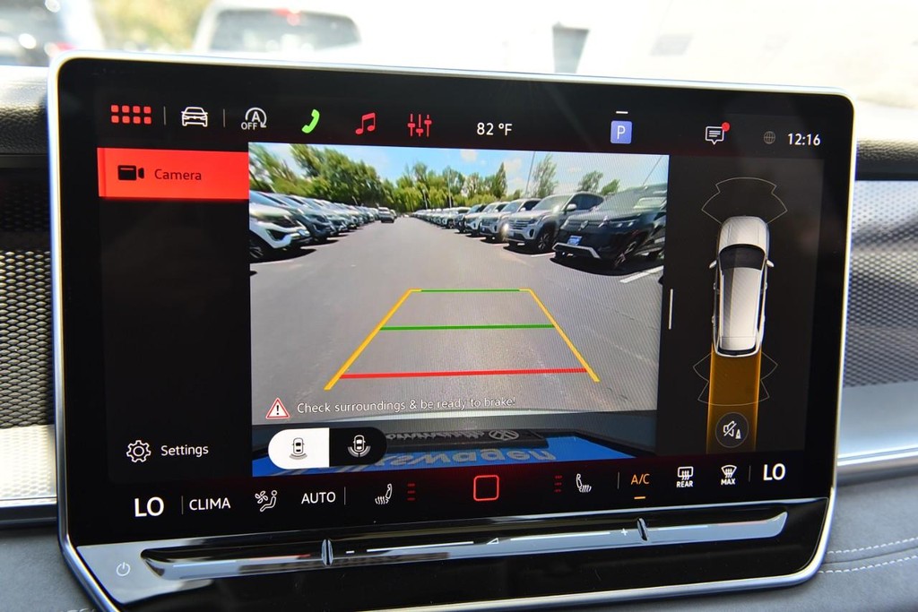 Volkswagen Tiguan Vehicle Full-screen Gallery Image 13