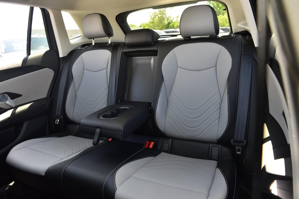 Volkswagen Tiguan Vehicle Full-screen Gallery Image 22