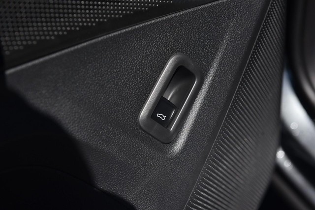 Volkswagen Tiguan Vehicle Image 09