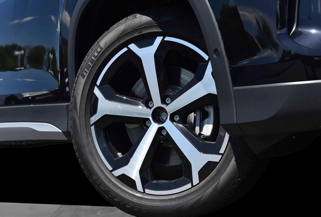 Volkswagen Tiguan Vehicle Full-screen Gallery Image 3