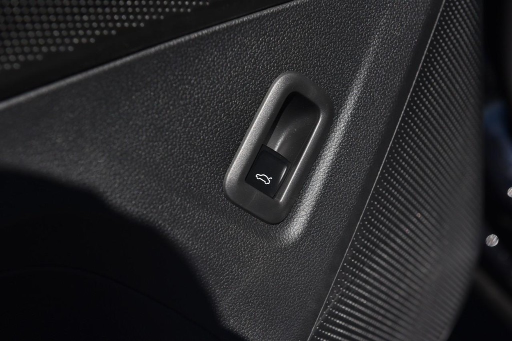 Volkswagen Tiguan Vehicle Full-screen Gallery Image 9