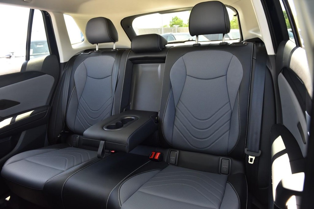 Volkswagen Tiguan Vehicle Full-screen Gallery Image 22