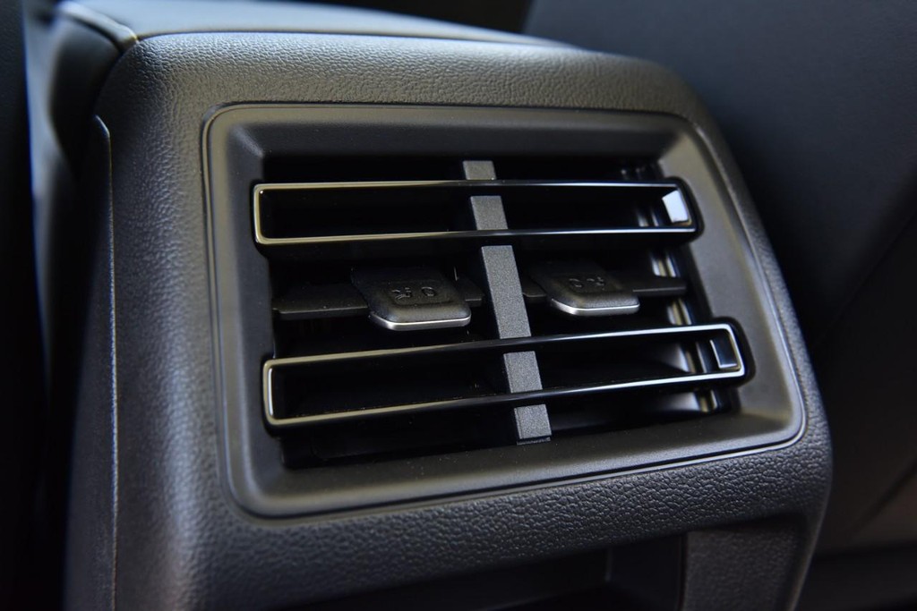Volkswagen Tiguan Vehicle Full-screen Gallery Image 23