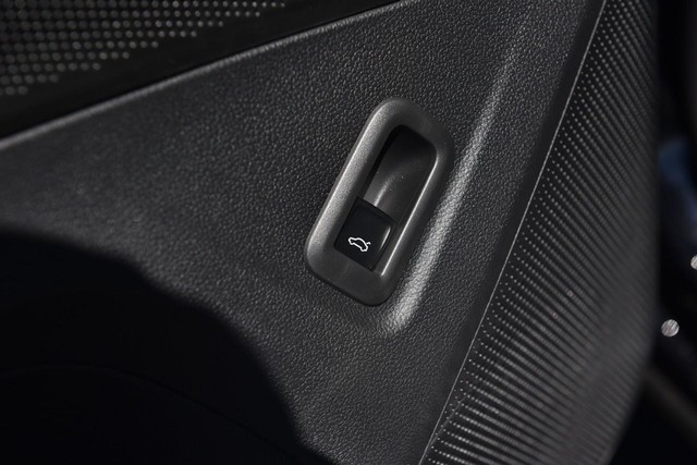 Volkswagen Tiguan Vehicle Image 09