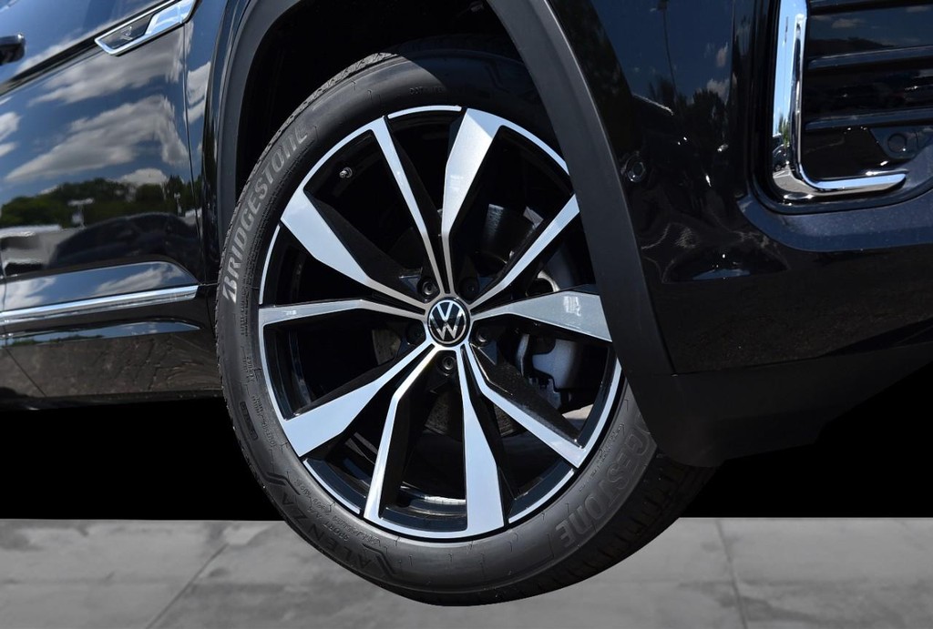 Volkswagen Atlas Vehicle Full-screen Gallery Image 3