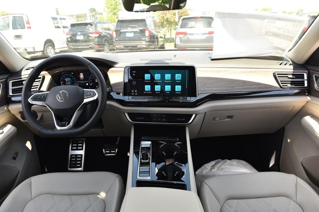 Volkswagen Atlas Vehicle Full-screen Gallery Image 7