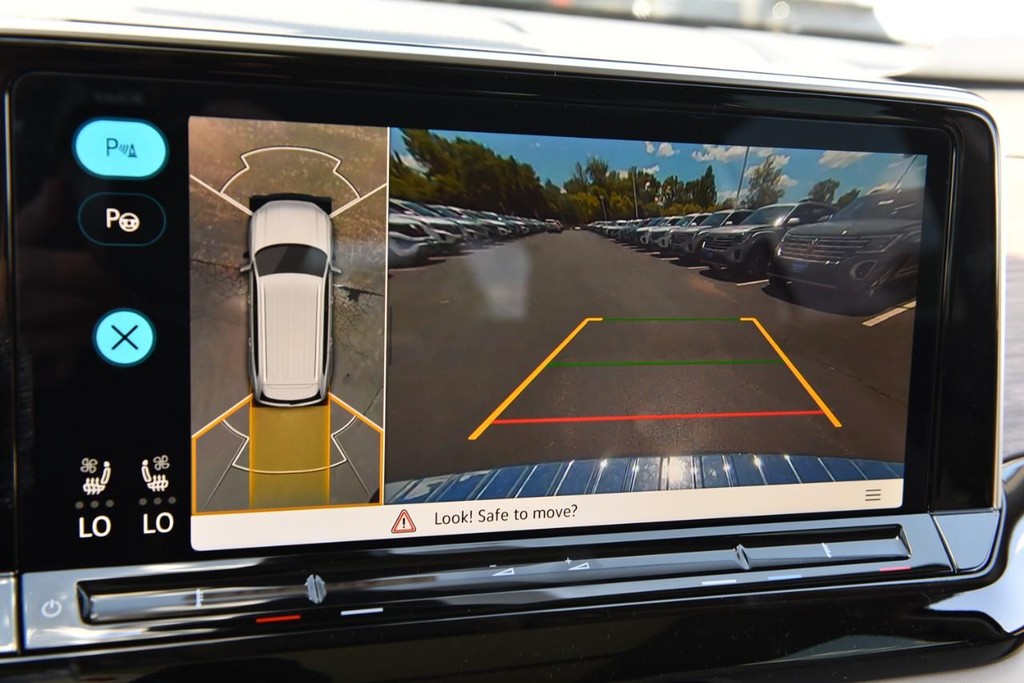 Volkswagen Atlas Vehicle Full-screen Gallery Image 13