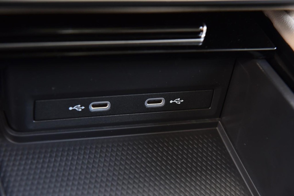Volkswagen Atlas Vehicle Full-screen Gallery Image 16