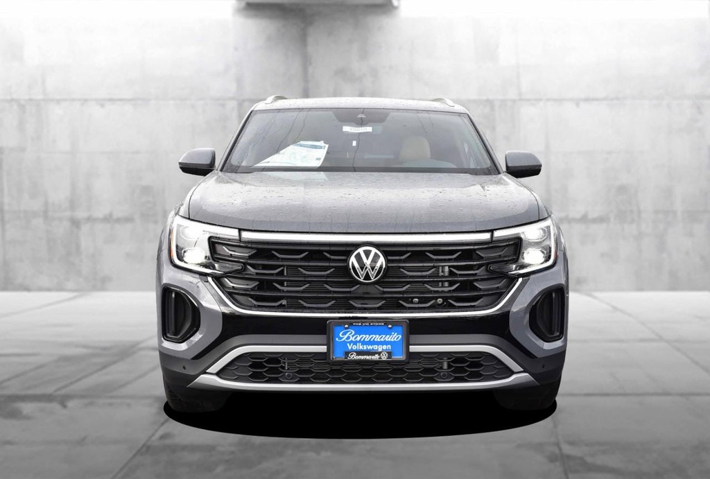 Volkswagen Atlas Cross Sport Vehicle Full-screen Gallery Image 4