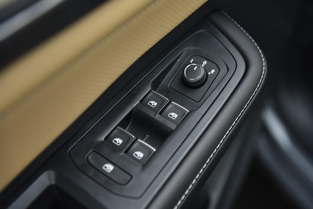 Volkswagen Atlas Cross Sport Vehicle Full-screen Gallery Image 8