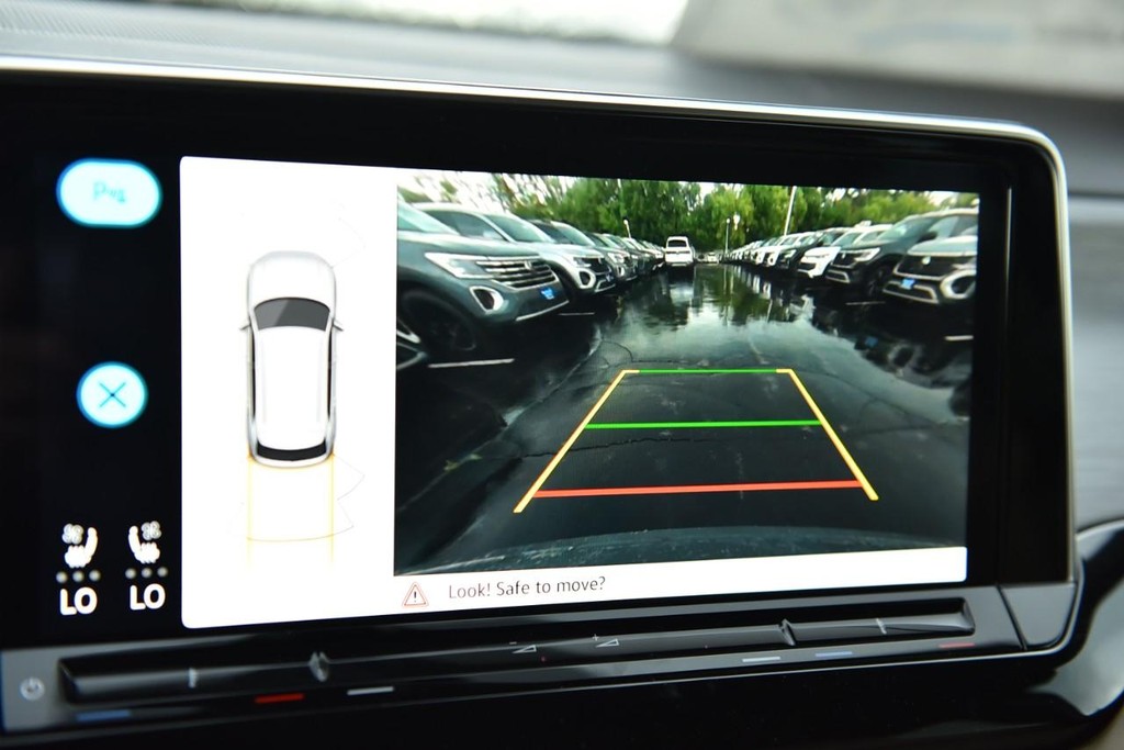Volkswagen Atlas Cross Sport Vehicle Full-screen Gallery Image 12
