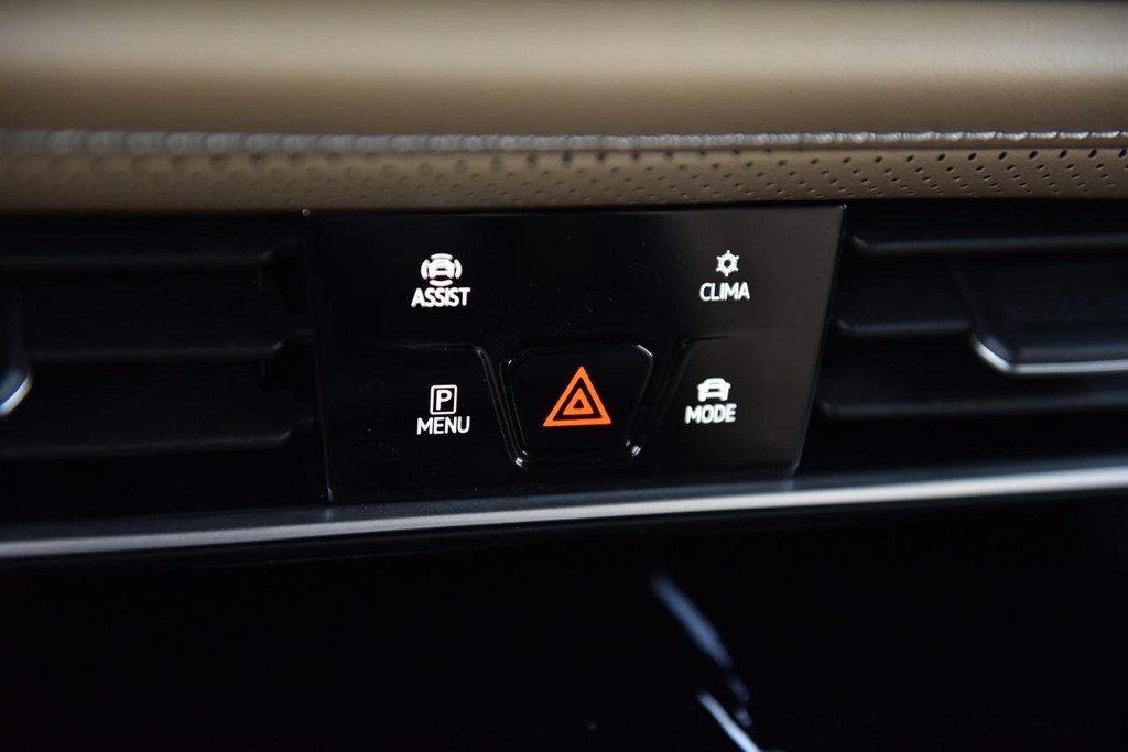Volkswagen Atlas Cross Sport Vehicle Full-screen Gallery Image 14