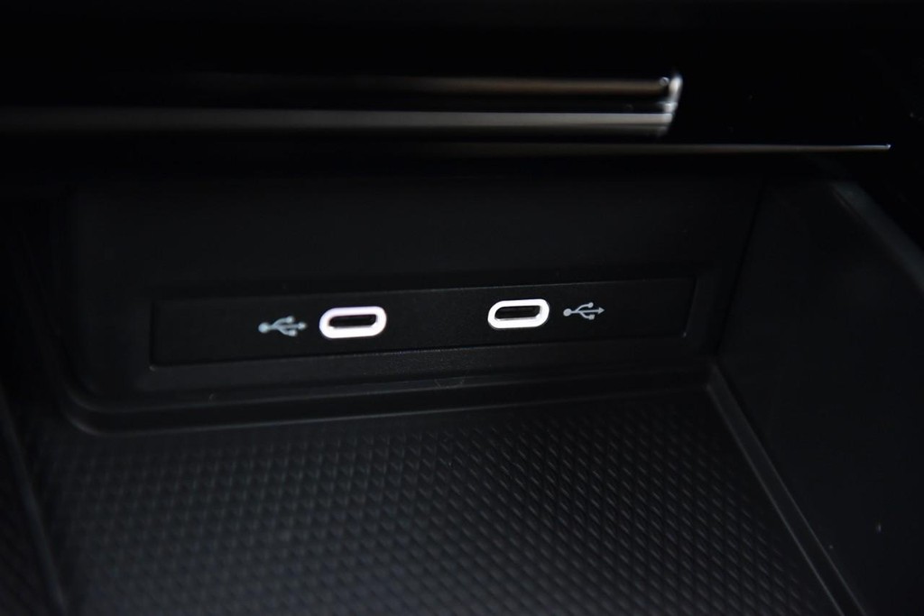 Volkswagen Atlas Cross Sport Vehicle Full-screen Gallery Image 15