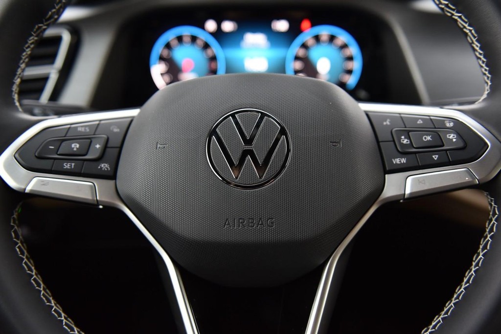 Volkswagen Atlas Cross Sport Vehicle Full-screen Gallery Image 17