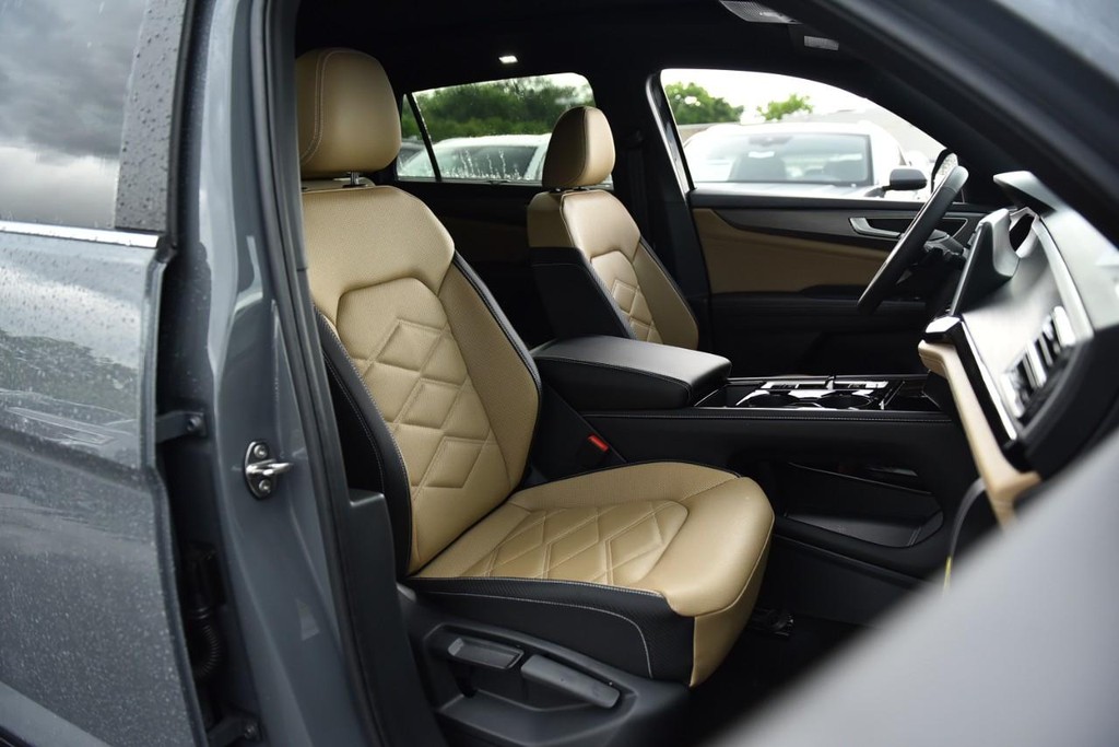 Volkswagen Atlas Cross Sport Vehicle Full-screen Gallery Image 19